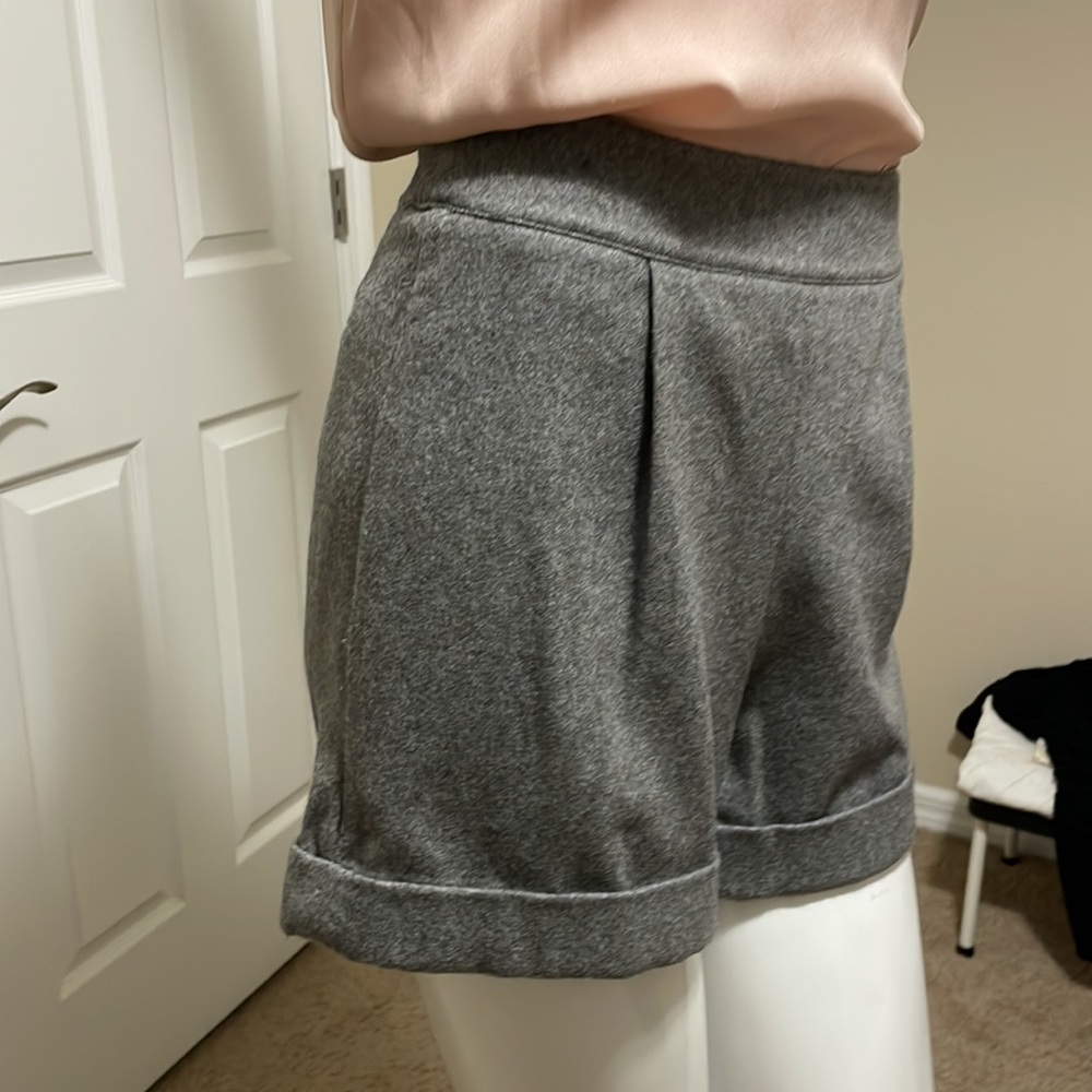 ALICE + OLIVIA GRAY FLANNEL WOOL  SHORTS BACK EXPOSED ZIPPER NWOT NEVER WORN - Picture 2 of 12